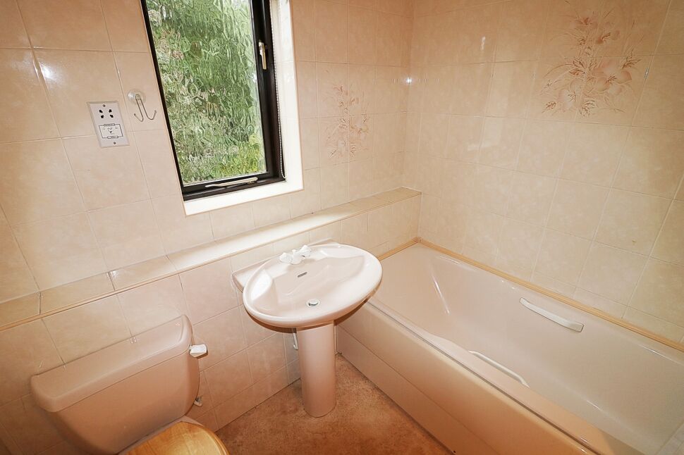 Family Bathroom / WC