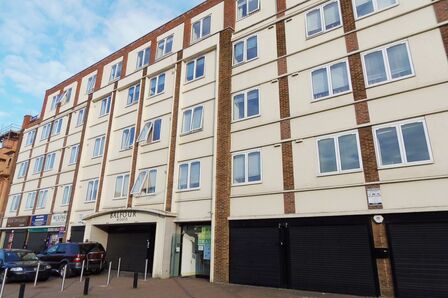 High Road, 2 bedroom Flat to rent, &pound;1,700 pcm