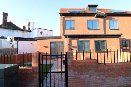 Tring Close, 3 bedroom Semi Detached House to rent, £2,300 pcm