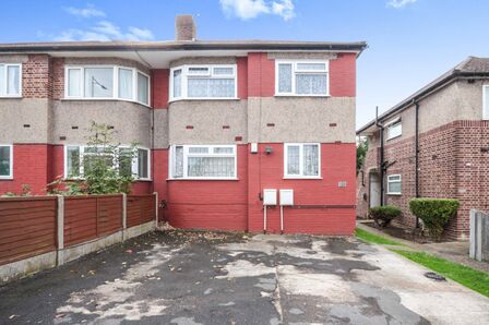 Fullwell Avenue, 2 bedroom  Flat to rent, £1,550 pcm