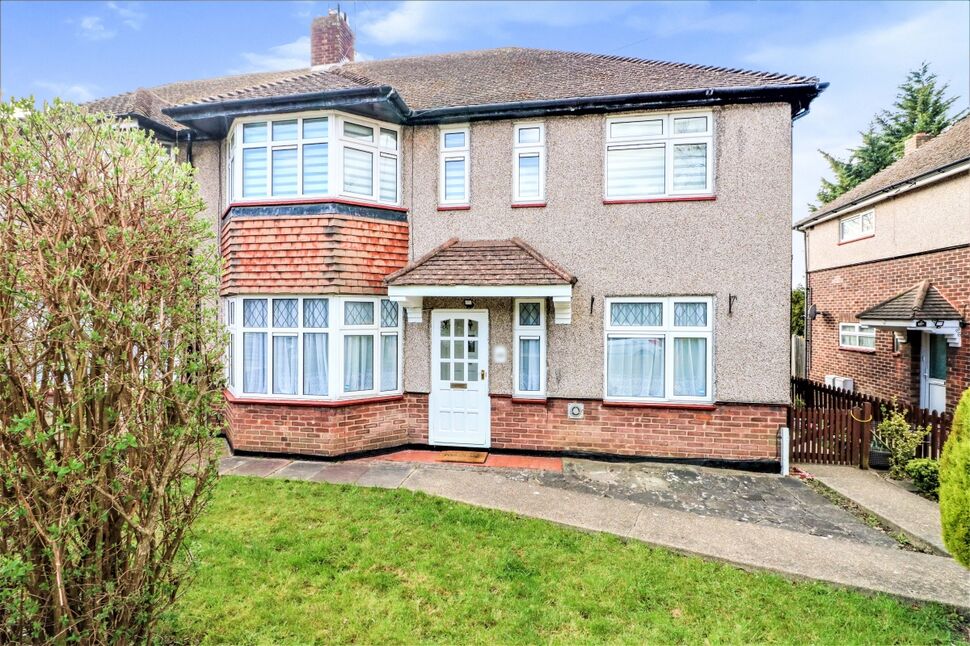 Main image of 2 bedroom Flat to rent, Ravensbourne Gardens, Ilford, Essex, IG5