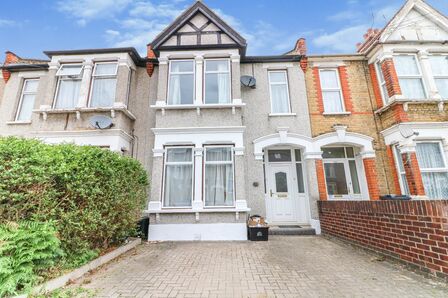 3 bedroom Mid Terrace House for sale