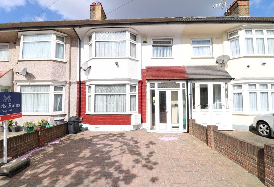 3 bedroom Mid Terrace House for sale