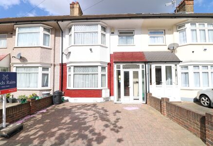 Yoxley Drive, 3 bedroom Mid Terrace House for sale, £525,000