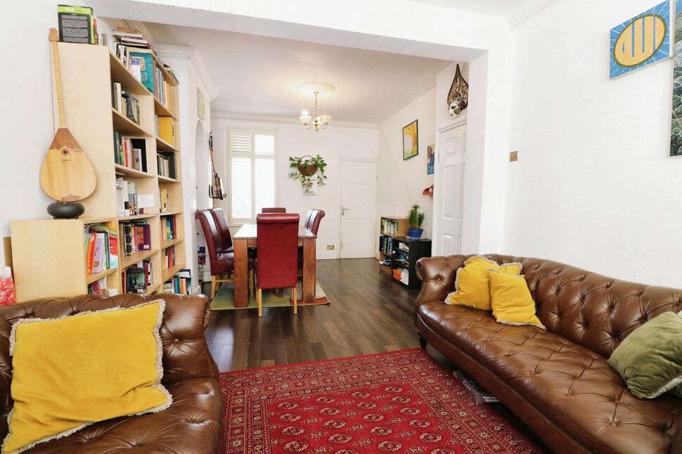 4 bedroom Mid Terrace House for sale, Meads Lane, Ilford, IG3 £600,000