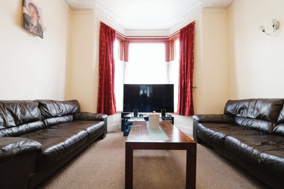 4 bedroom Mid Terrace House for sale, Seymour Gardens, Ilford, IG1 £