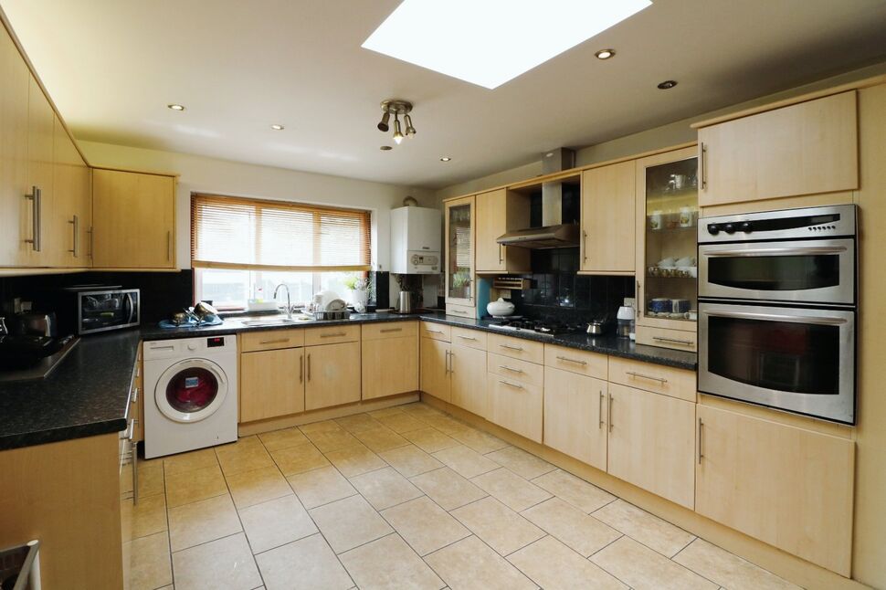 4 bedroom Mid Terrace House for sale, Seymour Gardens, Ilford, IG1 £