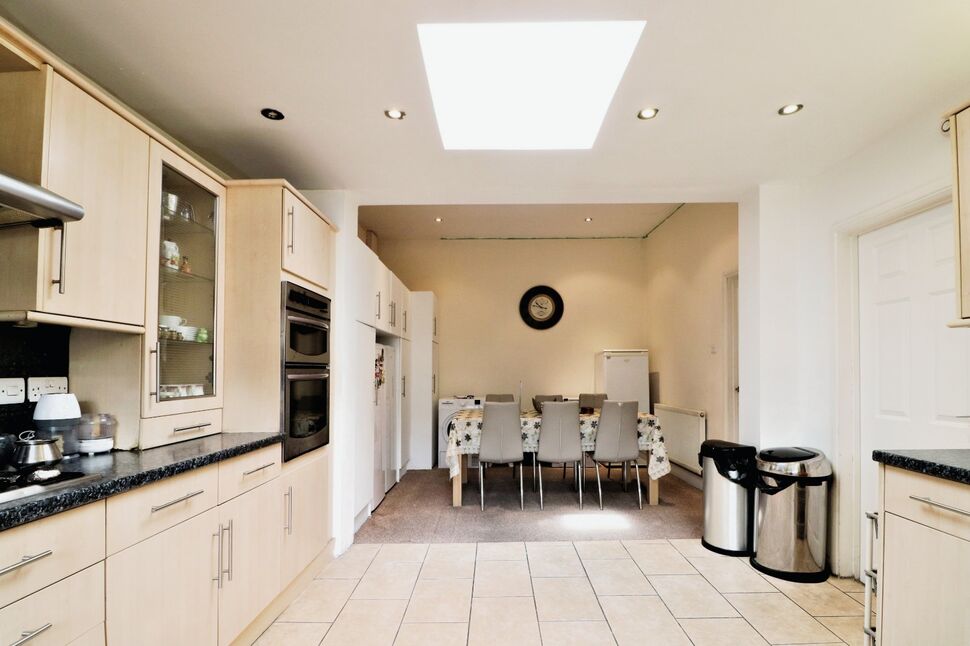 4 bedroom Mid Terrace House for sale, Seymour Gardens, Ilford, IG1 £