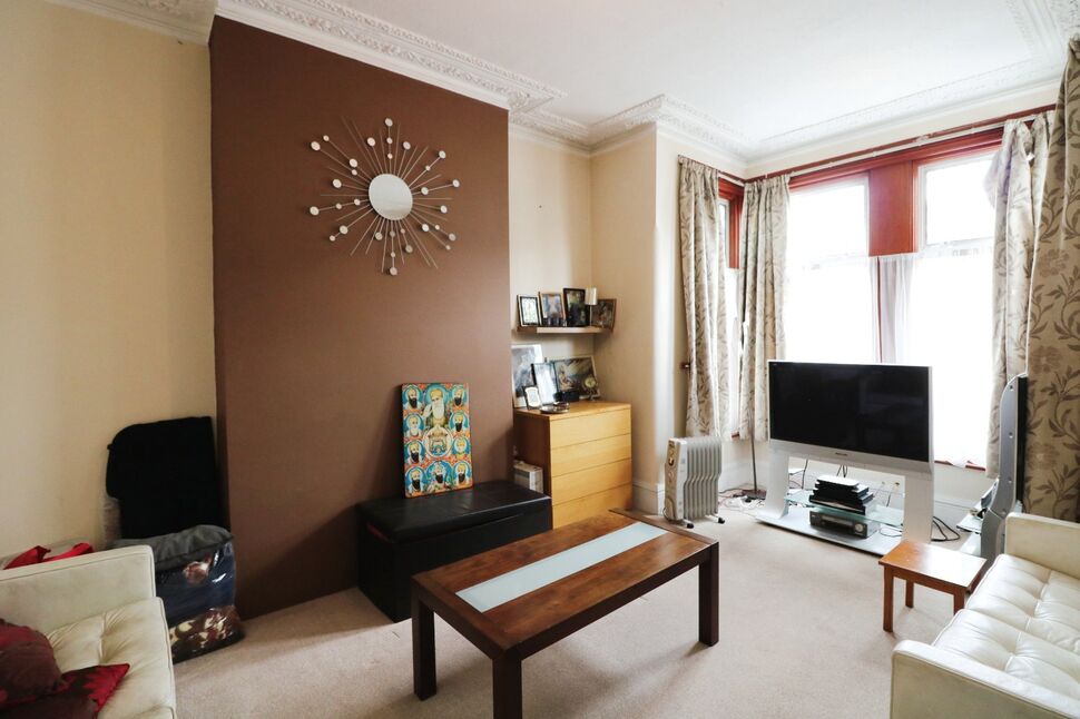 4 bedroom Mid Terrace House for sale, Seymour Gardens, Ilford, IG1 £