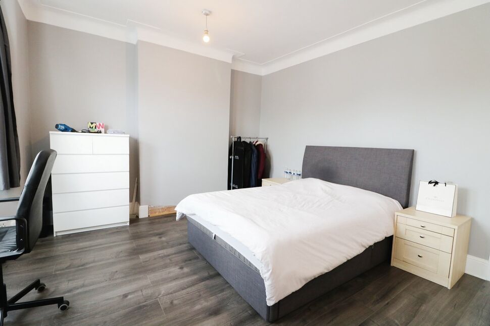 4 bedroom Mid Terrace House for sale, Seymour Gardens, Ilford, IG1 £