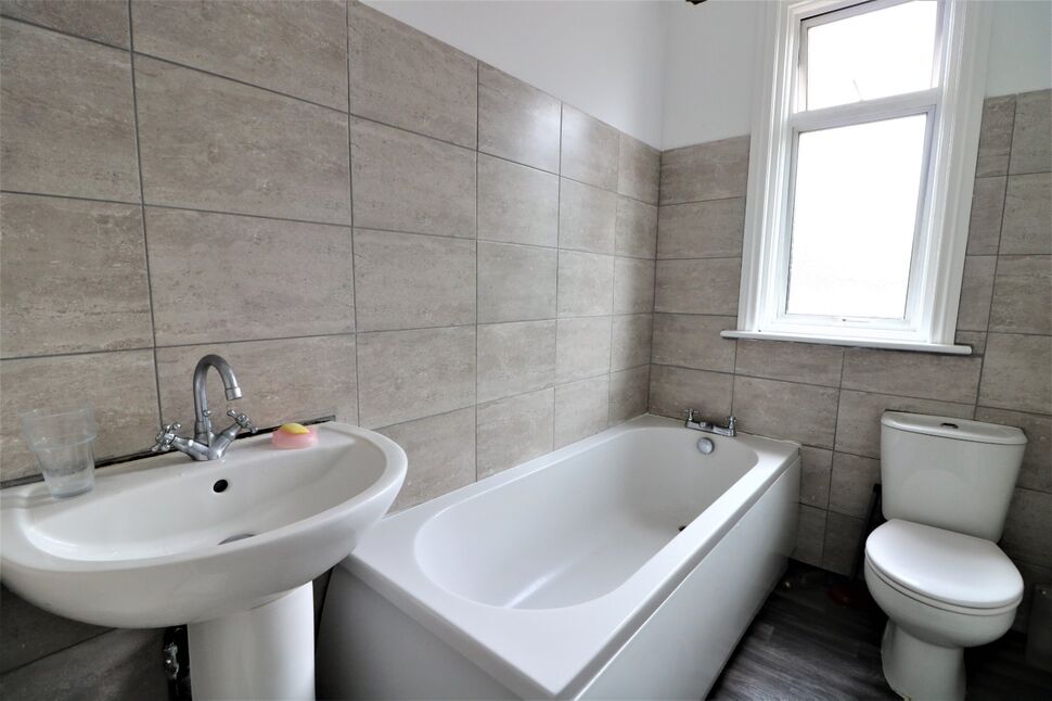 4 bedroom Mid Terrace House for sale, Seymour Gardens, Ilford, IG1 £
