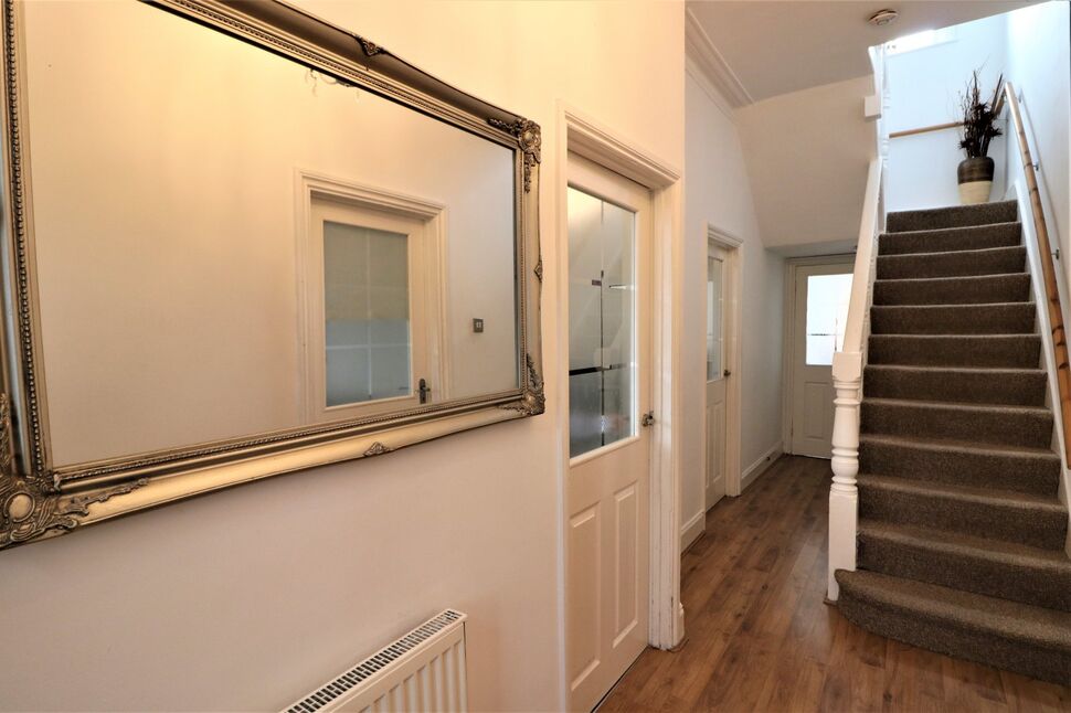 4 bedroom Mid Terrace House for sale, Seymour Gardens, Ilford, IG1 £