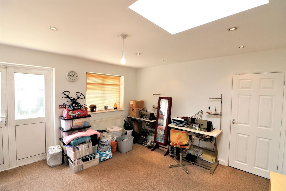 4 bedroom Mid Terrace House for sale, Seymour Gardens, Ilford, IG1 £