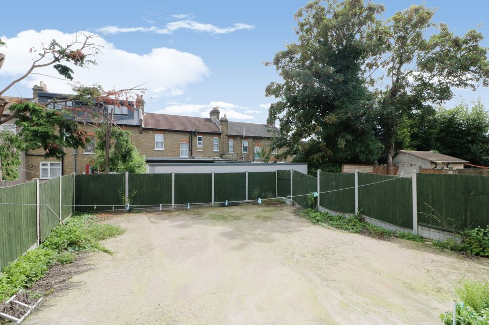 4 bedroom Mid Terrace House for sale, Seymour Gardens, Ilford, IG1 £
