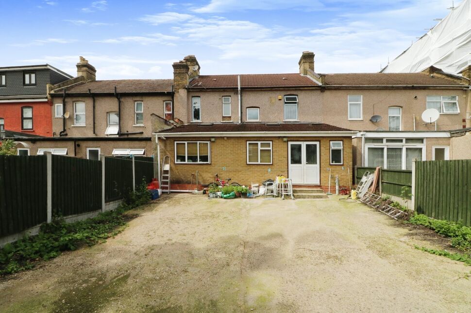 4 bedroom Mid Terrace House for sale, Seymour Gardens, Ilford, IG1 £