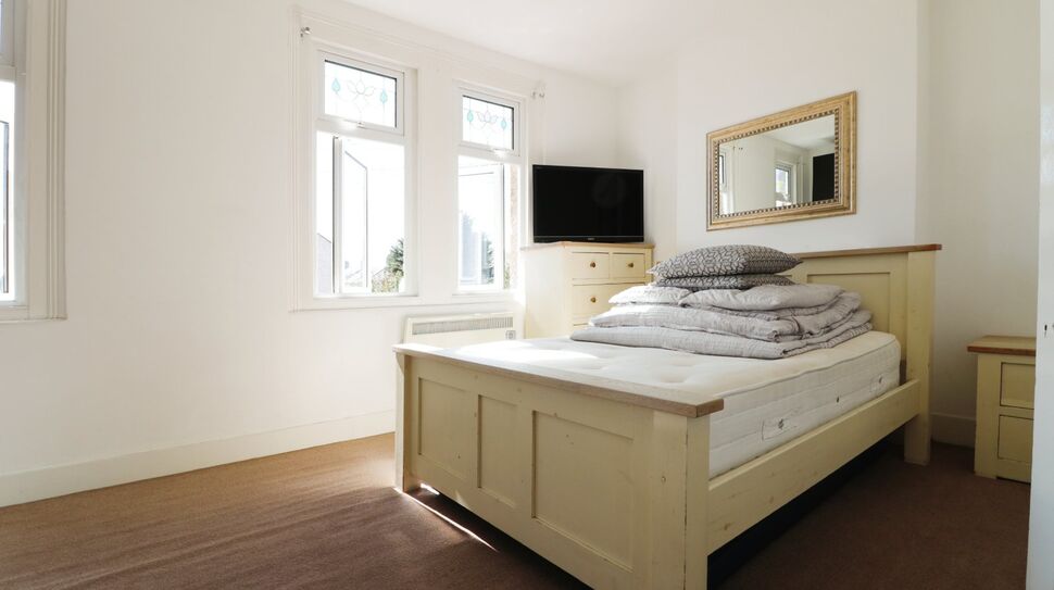 2 bedroom End Terrace House for sale, Eltisley Road, Ilford, IG1 £410,000