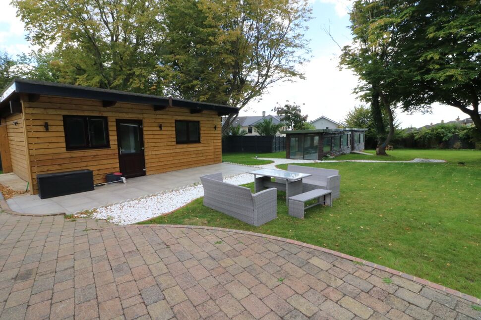 Main image of 1 bedroom Room to rent, Bracken Drive, Chigwell, Essex, IG7