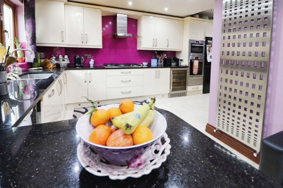 4 bedroom End Terrace House for sale, Dawlish Drive, Ilford, IG3 £750,000
