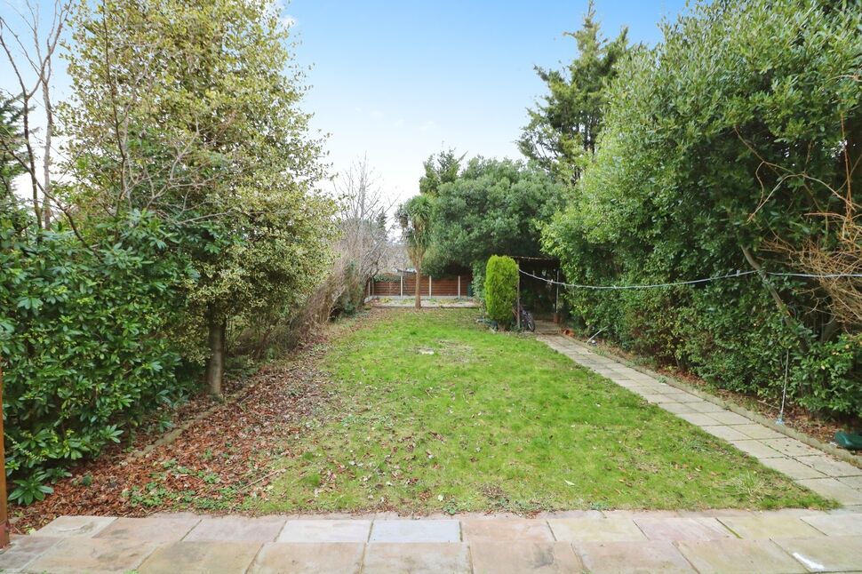 4 bedroom End Terrace House for sale, Dawlish Drive, Ilford, IG3 £750,000