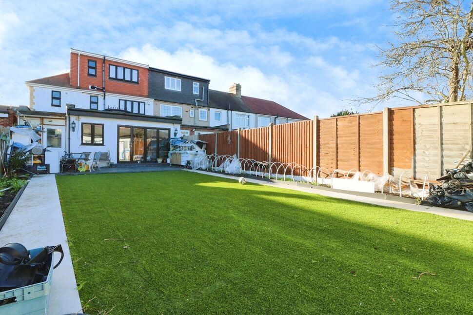 6 bedroom End Terrace House for sale, Sydney Road, Ilford, IG6 £930,000