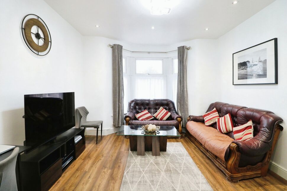3 bedroom Mid Terrace House for sale, South Park Drive, Ilford, IG3 £