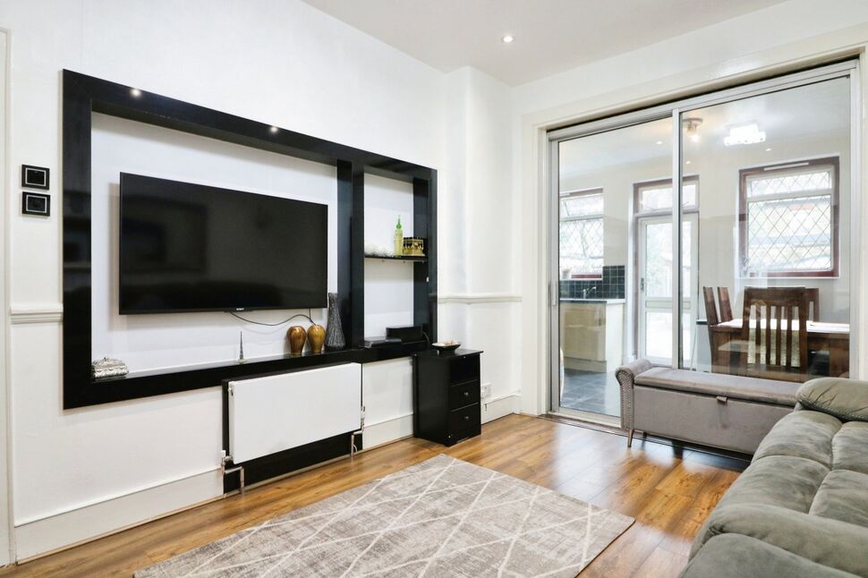 3 bedroom Mid Terrace House for sale, South Park Drive, Ilford, IG3 £