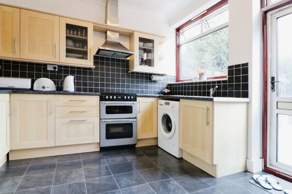 3 bedroom Mid Terrace House for sale, South Park Drive, Ilford, IG3 £