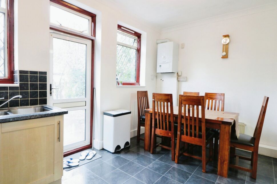 3 bedroom Mid Terrace House for sale, South Park Drive, Ilford, IG3 £