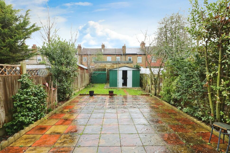 3 bedroom Mid Terrace House for sale, South Park Drive, Ilford, IG3 £