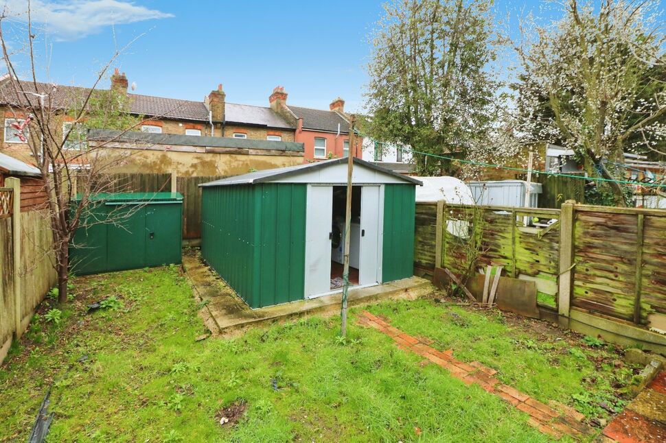 3 bedroom Mid Terrace House for sale, South Park Drive, Ilford, IG3 £