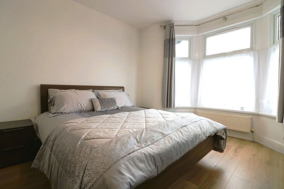 3 bedroom Mid Terrace House for sale, South Park Drive, Ilford, IG3 £