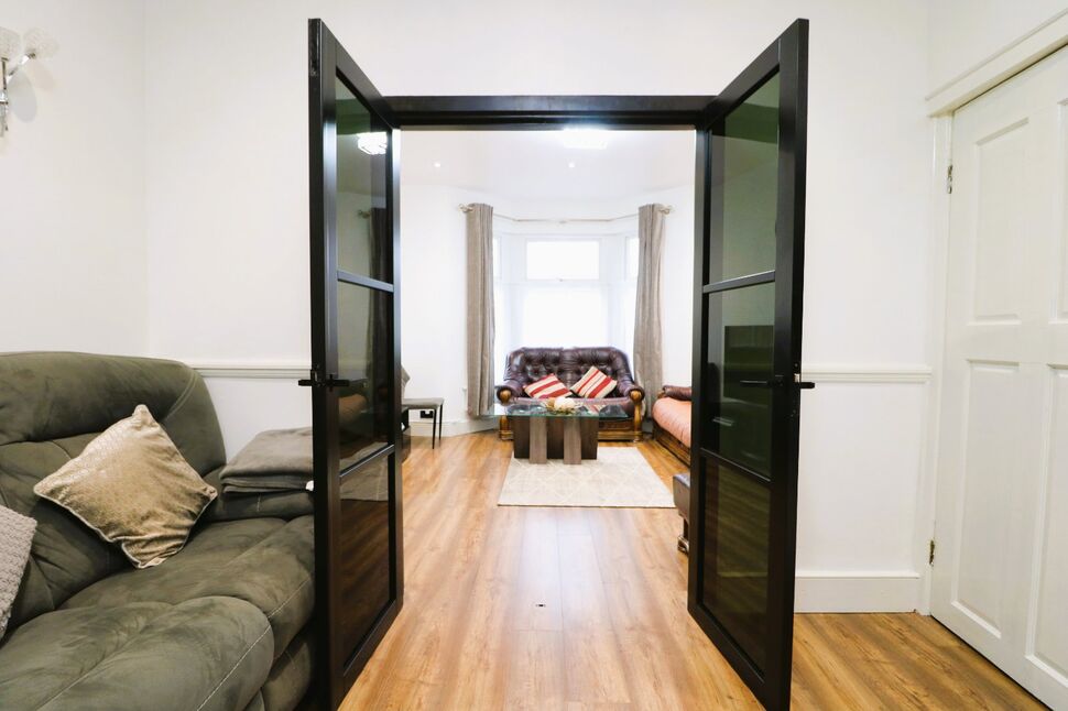 3 bedroom Mid Terrace House for sale, South Park Drive, Ilford, IG3 £