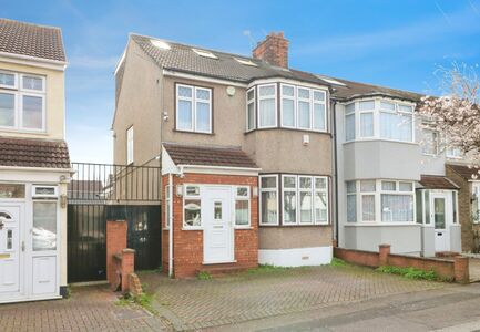 Staines Road, 4 bedroom End Terrace House for sale, £600,000