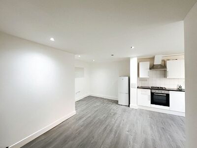 High Road, 2 bedroom  Flat for sale, £250,000