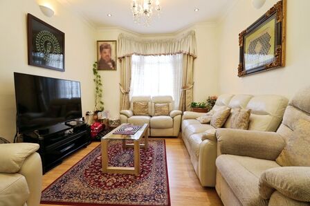 5 bedroom Mid Terrace House for sale