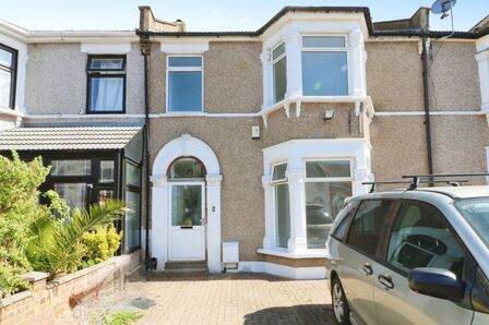 Kingswood Road, 4 bedroom Mid Terrace House to rent, £3,000 pcm