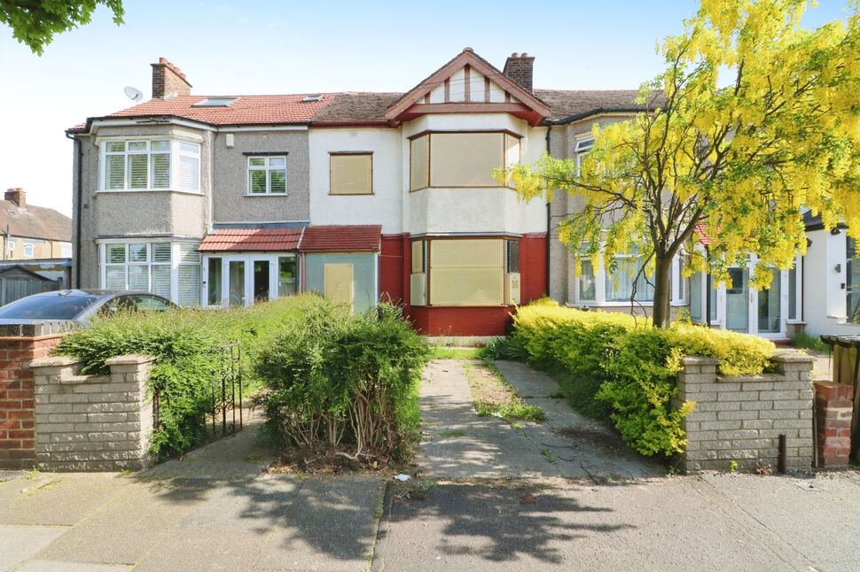 3 bedroom Mid Terrace House for sale