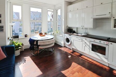 Cobham Road, 2 bedroom  Flat for sale, £250,000