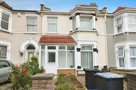4 bedroom Semi Detached House to rent