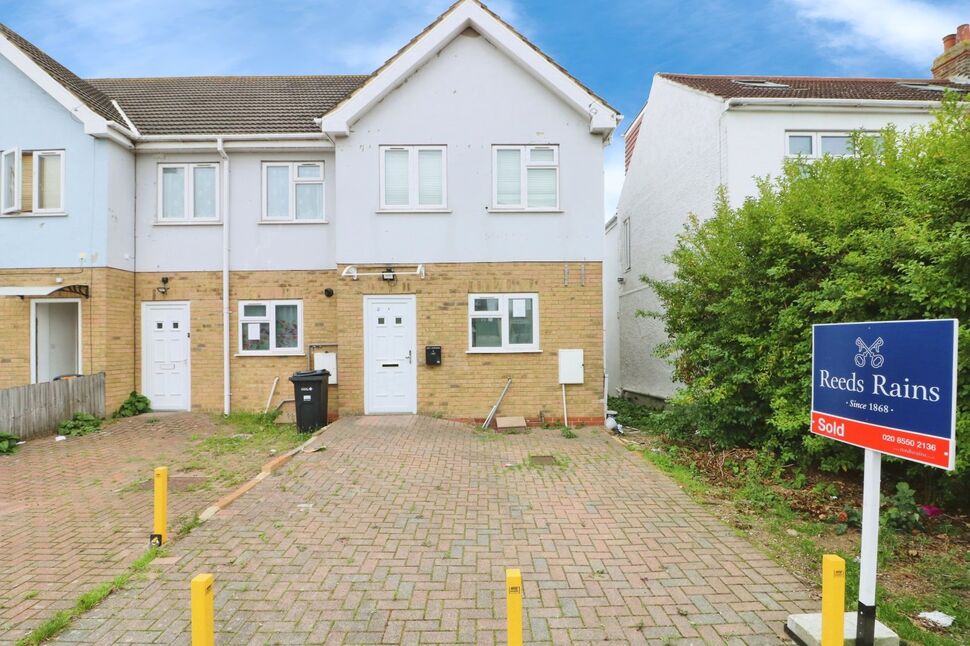 3 bedroom Mid Terrace House for sale