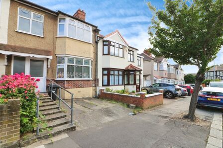 Ardwell Avenue, 3 bedroom Mid Terrace House for sale, £425,000