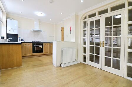 3 bedroom Mid Terrace House for sale