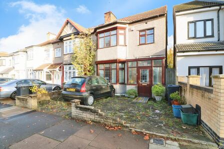 Ashurst Drive, 3 bedroom End Terrace House for sale, £450,000