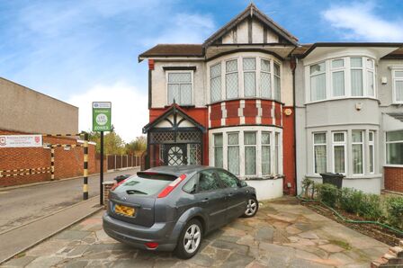 Fencepiece Road, 3 bedroom End Terrace House for sale, £550,000