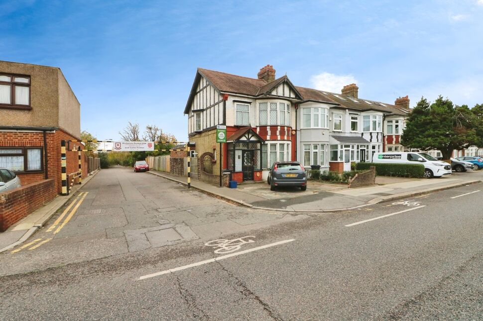 Main image of 3 bedroom End Terrace House for sale, Fencepiece Road, Ilford, IG6