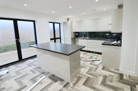 Lodge Lane, 3 bedroom House to rent, &pound;2,700 pcm