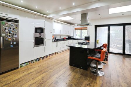 3 bedroom Mid Terrace House for sale