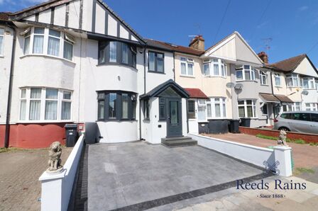 4 bedroom Mid Terrace House for sale