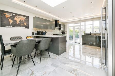 4 bedroom Mid Terrace House for sale