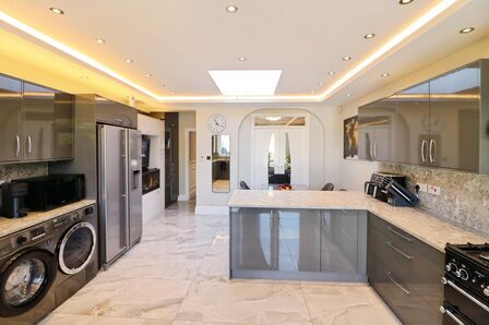 4 bedroom Mid Terrace House for sale